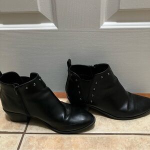 Simply Vera Simply Stretch Black Studded Ankle Bootie Sz 9 Scoter Memory Foam